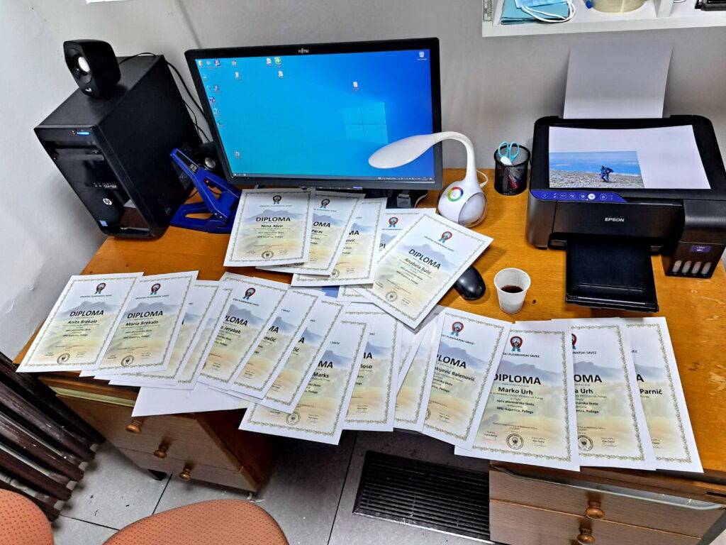 Večeras je završila 5. Opća planinarska škola u HPD Gojzerica Požega, ispitom i svečanom dodjelom diploma. U planinarsku školu upisalo se ukupno 24 polaznika, a od toga njih 22 položilo je ispit i završilo školu. Kroz period nešto duži od dva mjeseca (od 1. ožujka do 17. svibnja 2023. godine), polaznici su prošli niz predavanja, planinarskih izleta i terenskih vježbi. Kroz ovu školu dosta su toga praktično naučiti, kako bi bili spremni za odlazak u planinu. Opća planinarska škola u HPD Gojzerica Požega poznata je u cijeloj Slavoniji po svojoj kvaliteti i sadržaju te ju mnogi hvale, a polaznici iz nje izlaze zadovoljni i puni pozitivnih dojmova.